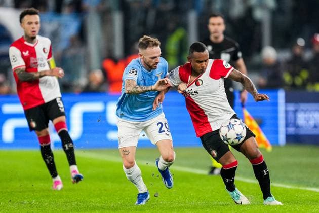 UEFA Champions League: S.S. Lazio v Feyenoord Rome - Manuel Lazzari of Lazio, Igor Paixao of Feyenoord during the 4th leg of the UEFA Champions League group stage between S.S. Lazio v Feyenoord at Stadio Olympico on 7 November 2023 in Rome, Italy. Copyright: xYannickxVerhoevenx