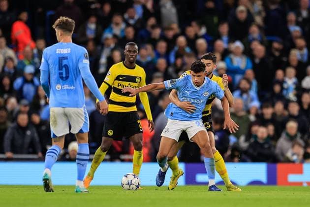 UEFA Champions League Manchester City vs Young Boys Loris Benito 23 of Young Boys pulls back Matheus Nunes 27 of Manchester City during the UEFA Champions League match Manchester City vs Young Boys at Etihad Stadium, Manchester, United Kingdom, 7th November 2023 (Photo by Conor Molloy News Images) Manchester Etihad Stadium Manchester United, ManU Kingdom Copyright: xConorxMolloy NewsxImagesx