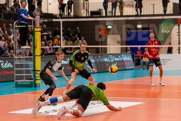 Defense attempt by Hoyer, Julian VC Bitterfeld Wolfen, 6 , GER, Volleyball, 1 Bundesliga Maenner, BADEN VOLLEYS SSC Karlsruhe vs VC Bitterfeld Wolfen, 07 11 2023, GER, Volleyball, 1 Bundesliga Maenner, BADEN VOLLEYS SSC Karlsruhe vs VC Bitterfeld Wolfen, 07 11 2023 Karlsruhe Copyright: xEibner-Pressefoto StefanxMayerx EP_SMR