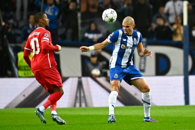 FC Porto v Royal Antwerp FC - UEFA Champions League PORTO, PORTUGAL - NOVEMBER 07 : Pepe defender of Porto battles for the ball with Balikwisha Michel-Ange forward of Antwerp FC during the UEFA Champions League group H match between FC Porto and Royal Antwerp FC on November 7, 2023 in Porto, Portugal, 07 11 2023 Porto Portugal  Copyright: xPeterxDexVoechtx