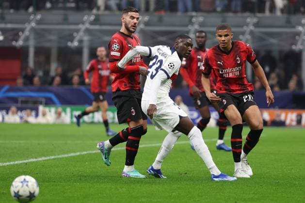MILAN AC -PSG PHOTOPQR LE PARISIEN Le Parisien Arnaud Journois ; MILAN ; 07 11 2023 ; FOOTBALL , LIGUE DES CHAMPIONS UEFA , PHASE DE GROUPES 4E JOURNEE , 07 11 2023 , MILAN ( ITALIE ) STADE GIUSEPPE MEAZZA SAN SIRO MILAN AC - PARIS SG RANDAL KOLO MUANI THEO HERNANDEZ PHOTO LE PARISIEN ARNAUD JOURNOIS MILAN 78 France  Copyright: xPHOTOPQR LExPARISIEN MAXPPPxLexParisienx xArnaudxJournoisx 20231107LPA2081 20231107LPA2081
