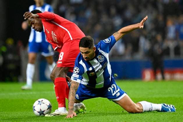 FC Porto v Royal Antwerp FC - UEFA Champions League PORTO, PORTUGAL - NOVEMBER 07 : Abdullahi Alhassan Yusuf midfielder of Antwerp FC battles for the ball with Joao Mario forward of Porto during the UEFA Champions League group H match between FC Porto and Royal Antwerp FC on November 7, 2023 in Porto, Portugal, 07 11 2023 Porto Portugal  Copyright: xPeterxDexVoechtx