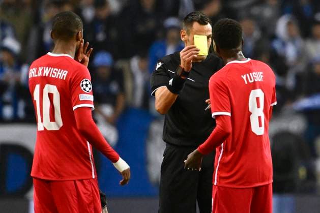 FC Porto v Royal Antwerp FC - UEFA Champions League PORTO, PORTUGAL - NOVEMBER 07 : referee Maurizio Mariani shows a yellow card to Abdullahi Alhassan Yusuf midfielder of Antwerp FC during the UEFA Champions League group H match between FC Porto and Royal Antwerp FC on November 7, 2023 in Porto, Portugal, 07 11 2023 Porto Portugal  Copyright: xPeterxDexVoechtx