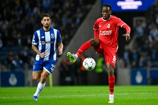 FC Porto v Royal Antwerp FC - UEFA Champions League PORTO, PORTUGAL - NOVEMBER 07 : Abdullahi Alhassan Yusuf midfielder of Antwerp FC battles for the ball with Joao Mario forward of Porto during the UEFA Champions League group H match between FC Porto and Royal Antwerp FC on November 7, 2023 in Porto, Portugal, 07 11 2023 Porto Portugal  Copyright: xPeterxDexVoechtx