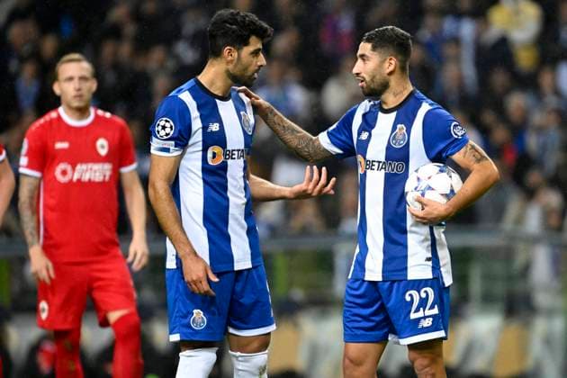 FC Porto v Royal Antwerp FC - UEFA Champions League PORTO, PORTUGAL - NOVEMBER 07 : Alan Varela midfielders of Porto and Mehdi Taremi forward of Porto discussing to take a penalty during the UEFA Champions League group H match between FC Porto and Royal Antwerp FC on November 7, 2023 in Porto, Portugal, 07 11 2023 Porto Portugal  Copyright: xPeterxDexVoechtx