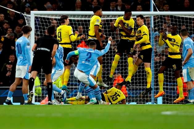 Football - 2023 2024 UEFA Champions League - Group G - Matchday Four of Six - Manchester City vs Young Boys - Etihad Stadium - Tuesday 7th November 2023 Kyle Walker of Manchester City fires a free kick into the Young Boys defensive wall, at the Etihad. 