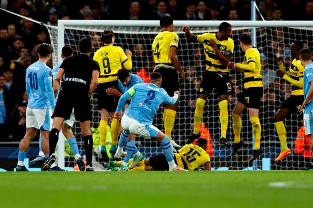 Football - 2023 2024 UEFA Champions League - Group G - Matchday Four of Six - Manchester City vs Young Boys - Etihad Stadium - Tuesday 7th November 2023 Kyle Walker of Manchester City fires a free kick into the Young Boys defensive wall, at the Etihad. 