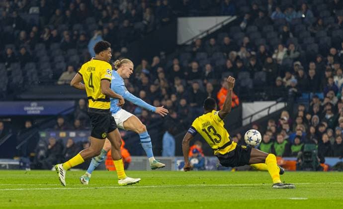 Football - UEFA Champions League - Group G - Manchester City FC v BSC Young Boys MANCHESTER, ENGLAND - Tuesday, November 7, 2023: Manchester City s Erling Haaland scores the third goal during the UEFA Champions League Group G match between Manchester City FC and BSC Young Boys at the City of Manchester Stadium. (Photo by David Rawcliffe Propaganda) MANCHESTER City of Manchester Stadium GREATER MANCHESTER ENGLAND  Copyright: xDavidxRawcliffex P2023-11-07-Man_City_Young_Boys-63