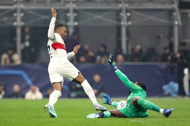November 7, 2023, Milan, Lombardy, Italy: KYLIAN MBAPPE 7 of Paris Saint Germain stopped by MIKE MAIGNAN 16 of Team AC Milan in the UEFA Champions League Group Stage game between AC Milan and Paris Saint Germain on Tuesday November 7th 2023 at Stadio San Siro, Italy Milan Italy - ZUMAc179 20231107_zep_c179_001 Copyright: xMickaelxChavetx