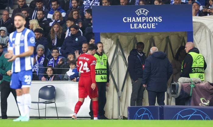 Antwerp s Jurgen Peter Ekkelenkamp leaves the field after receiving a red card during a game between Portuguese FC Porto and Belgian soccer team Royal Antwerp FC, on Tuesday 07 November 2023, in Porto, Portugal, on day four of the Champions League group stage, in the group H. VIRGINIExLEFOUR  x79486274x
