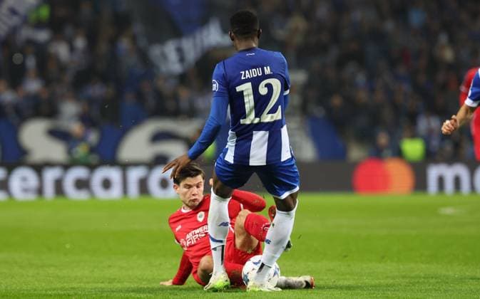 Antwerp s Jurgen Peter Ekkelenkamp and Porto s Zaidu Sanusi fight for the ball during a game between Portuguese FC Porto and Belgian soccer team Royal Antwerp FC, on Tuesday 07 November 2023, in Porto, Portugal, on day four of the Champions League group stage, in the group H. VIRGINIExLEFOUR  x79486305x