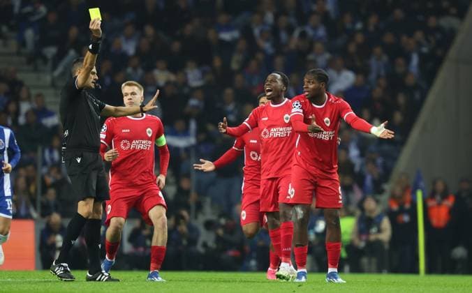 Antwerp s Arthur Vermeeren and Referee pictured during a game between Portuguese FC Porto and Belgian soccer team Royal Antwerp FC, on Tuesday 07 November 2023, in Porto, Portugal, on day four of the Champions League group stage, in the group H. VIRGINIExLEFOUR  x79486769x