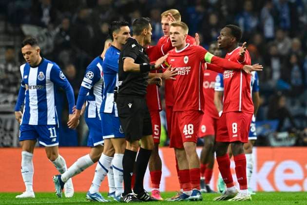 FC Porto v Royal Antwerp FC - UEFA Champions League PORTO, PORTUGAL - NOVEMBER 07 : Vermeeren Arthur midfielder of Antwerp FC and referee Maurizio Mariani during the UEFA Champions League group H match between FC Porto and Royal Antwerp FC on November 7, 2023 in Porto, Portugal, 07 11 2023 Porto Portugal  Copyright: xPeterxDexVoechtx