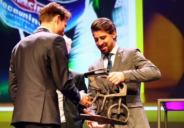 Sport Bilder des Tages Belgian Jasper Philipsen of Alpecin-Deceuninck and Slovak Peter Sagan of TotalEnergies pictured during the Flandrien award ceremony for the best Belgian cyclist of the 2023 cycling season, organized by newspaper Het Nieuwsblad , in Oostende, on Tuesday 07 November 2023. DAVIDxPINTENS  x79486894x