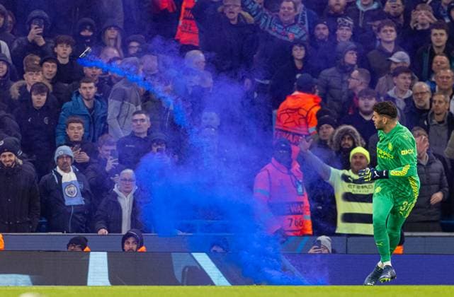 Football - UEFA Champions League - Group G - Manchester City FC v BSC Young Boys MANCHESTER, ENGLAND - Tuesday, November 7, 2023: Manchester City s goalkeeper Ederson Santana de Moraes picks up and throws off the pitch a blue smoke bomb during the UEFA Champions League Group G match between Manchester City FC and BSC Young Boys at the City of Manchester Stadium. (Photo by David Rawcliffe Propaganda) MANCHESTER City of Manchester Stadium GREATER MANCHESTER ENGLAND  Copyright: xDavidxRawcliffex P2023-11-07-Man_City_Young_Boys-75