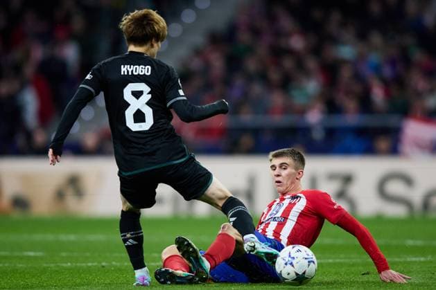 dPablo Barrios of Atletico de Madrid (R) battles for the ball with Kyogo Furuhashi of Celtic FC (L) uring the UEFA Champions League match between Atletico Madrid v Celtic in Madrid, Spain, on November 7, 2023 (photo by: Panoramic) FOOTBALL : Atletico de Madrid vs Celtic Glasgow - UEFA Ligue des Champions - 07 11 2023 AlvaroMedranda Panoramic 