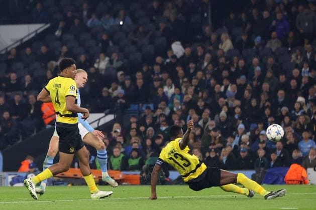 7th November 2023; Etihad Stadium, Manchester, England; Champions League Football, Group Stage, Manchester City versus Young Boys; Erling Haaland of Manchester City beats Young Boys goalkeeper Anthony Racioppi to give his side a 3-0 lead after 51 minutes  ActionPlus12573603 DavidxBlunsden