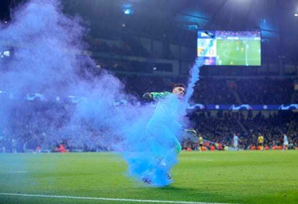 Sport Bilder des Tages Manchester City v BSC Young Boys: Group G - UEFA Champions League 2023 24 Ederson, goalkeeper of Manchester City kicks Blue flare of pitch during the UEFA Champions League match between Manchester City and BSC Young Boys at Etihad Stadium on November 7, 2023 in Manchester, United Kingdom. Manchester Etihad Stadium England United Kingdom Copyright: xNigelxFrench Sportsphoto APLx 13959908
