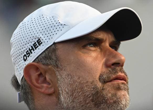 2023 WTA, Tennis Damen Finals - Final Singles CANCUN, MEXICO - NOVEMBER 6 Tomasz Wiktorowski, A Polish tennis coach watches his athlete Iga Swiatek competing against Jessica Pegula of the USA during the final of GNP Seguros WTA Finals Cancun 2023, part of the Hologic WTA Tour, on November 6, 2023, in Cancun, Quintana Roo, Mexico. Cancun Mexico  Copyright: xArturxWidakx originalFilename:widak-2023wtaf231106_np5BJ.jpg