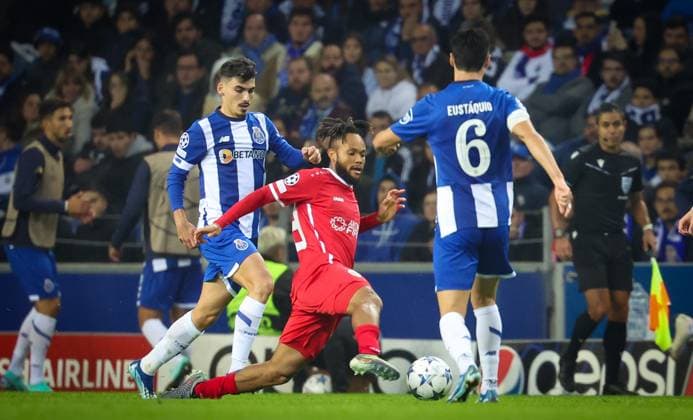 Porto s Stephen Eustaquio and Antwerp s Chidera Ejuke fight for the ball during a game between Portuguese FC Porto and Belgian soccer team Royal Antwerp FC, on Tuesday 07 November 2023, in Porto, Portugal, on day four of the Champions League group stage, in the group H. VIRGINIExLEFOUR  x79488342x