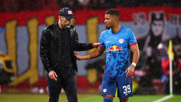 Red Star Belgrade RB Leipzig Champions League Beograd, 07 11 2023, Stadion Rajko Mitic, Fußball , UEFA Champions League, Gruppe G , Spieltag 4 , Red Star Belgrade vs RB Leipzig , Im Bild von li Trainer Marco Rose RB Leipzig und Benjamin Henrichs 39, RB Leipzig , Foto nur zur redaktionellen Nutzung bestimmt , UEFA regulations prohibit any use of photographs as image sequences and or quasi video ,
