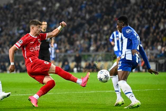 FC Porto v Royal Antwerp FC - UEFA Champions League PORTO, PORTUGAL - NOVEMBER 07 : Muja Arbnor forward of Antwerp FC and Zaidu defender of Porto during the UEFA Champions League group H match between FC Porto and Royal Antwerp FC on November 7, 2023 in Porto, Portugal, 07 11 2023 Porto Portugal  Copyright: xPeterxDexVoechtx