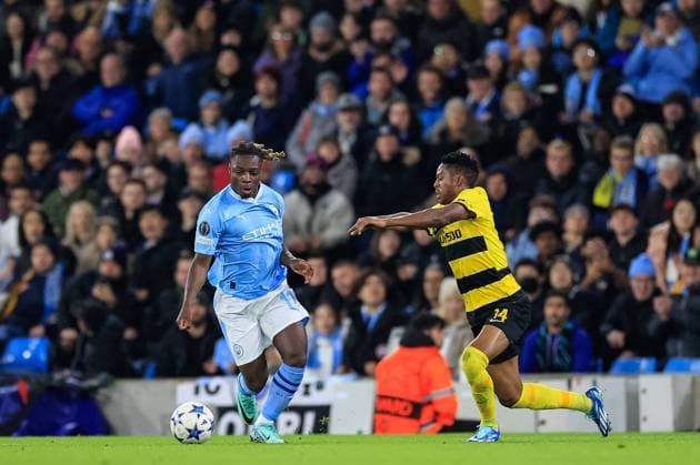 UEFA Champions League Manchester City vs Young Boys JÃ rÃ my Doku 11 of Manchester City breaks with the ball tracked by Miguel Chaiwa 14 of Young Boys during the UEFA Champions League match Manchester City vs Young Boys at Etihad Stadium, Manchester, United Kingdom, 7th November 2023 (Photo by Conor Molloy News Images) Manchester Etihad Stadium Manchester United, ManU Kingdom Copyright: xConorxMolloy NewsxImagesx