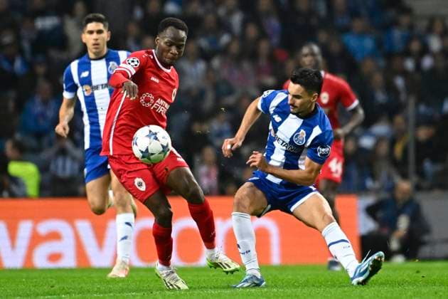 FC Porto v Royal Antwerp FC - UEFA Champions League PORTO, PORTUGAL - NOVEMBER 07 : Abdullahi Alhassan Yusuf midfielder of Antwerp FC and Stephen Eustaquio midfielders of Porto during the UEFA Champions League group H match between FC Porto and Royal Antwerp FC on November 7, 2023 in Porto, Portugal, 07 11 2023 Porto Portugal  Copyright: xPeterxDexVoechtx