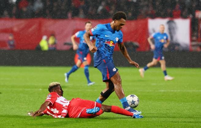 Red Star Belgrade RB Leipzig Champions League Beograd, 07 11 2023, Stadion Rajko Mitic, Fußball , UEFA Champions League, Gruppe G , Spieltag 4 , Red Star Belgrade vs RB Leipzig , Im Bild von li Peter Olayinka 14, Belgrad attack Lois Openda 17, RB Leipzig , Foto nur zur redaktionellen Nutzung bestimmt , UEFA regulations prohibit any use of photographs as image sequences and or quasi video ,