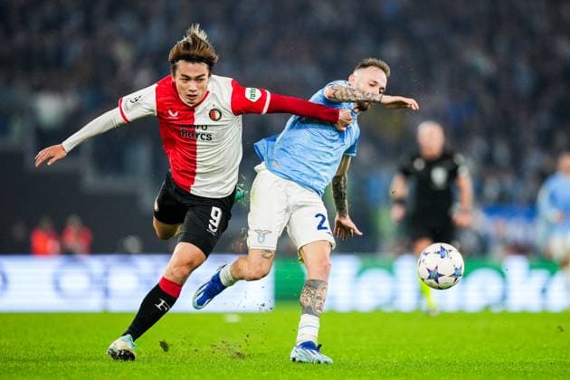 UEFA Champions League: S.S. Lazio v Feyenoord Rome - Ayase Ueda of Feyenoord, Manuel Lazzari of Lazio during the 4th leg of the UEFA Champions League group stage between S.S. Lazio v Feyenoord at Stadio Olympico on 7 November 2023 in Rome, Italy. Copyright: xTomxBodex
