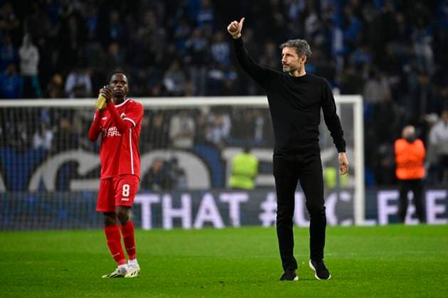 FC Porto v Royal Antwerp FC - UEFA Champions League PORTO, PORTUGAL - NOVEMBER 07 : Van Bommel Mark head coach of Antwerp FC and Abdullahi Alhassan Yusuf midfielder of Antwerp FC during the UEFA Champions League group H match between FC Porto and Royal Antwerp FC on November 7, 2023 in Porto, Portugal, 07 11 2023 Porto Portugal  Copyright: xPeterxDexVoechtx