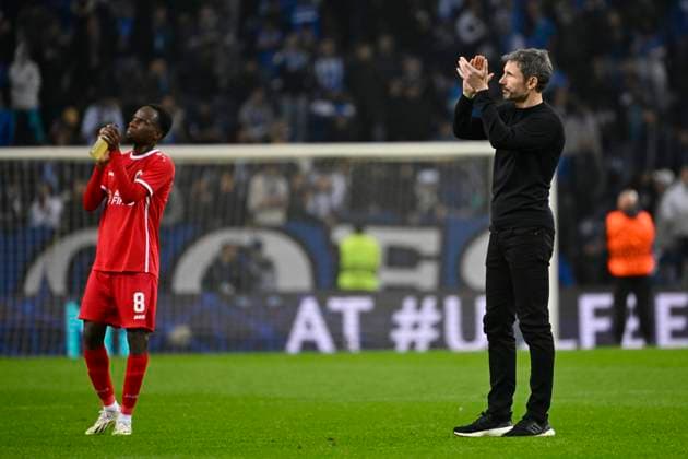 FC Porto v Royal Antwerp FC - UEFA Champions League PORTO, PORTUGAL - NOVEMBER 07 : Van Bommel Mark head coach of Antwerp FC and Abdullahi Alhassan Yusuf midfielder of Antwerp FC during the UEFA Champions League group H match between FC Porto and Royal Antwerp FC on November 7, 2023 in Porto, Portugal, 07 11 2023 Porto Portugal  Copyright: xPeterxDexVoechtx