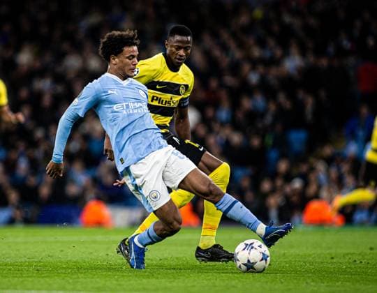 MANCHESTER, ENGLAND NOVEMBER 7 Oscar Bobb of Man City L against Mohamed Ali Camara of Young Boys R during the UEFA Champions League Group Stage match between Manchester City and BSC Young Boys at Etihad Stadium on November 7, 2023 in Manchester, England Manchester Etihad Stadium England United Kingdom Copyright: xJustPictures.ch DaniloxFernandesx jp-en-EuSpIm-Man.City_Y.Boys_07Nov2023_DAF_00064