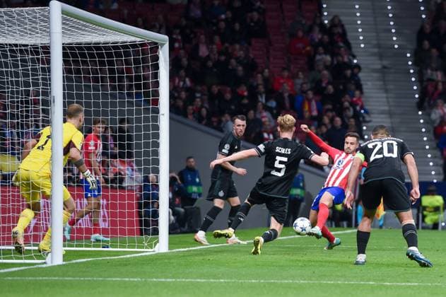 (231108) -- MADRID, Nov. 8, 2023 -- Saul Niguez (2nd R) of Atletico de Madrid scores a goal during the UEFA Champions League Group E match between Atletico de Madrid and Celtic in Madrid, Spain, Nov. 7, 2023. (Photo by Xinhua) (SP)SPAIN-MADRID-FOOTBALL-UEFA CHAMPIONS LEAGUE-ATLETICO DE MADRID VS CELTIC GustavoxValiente 