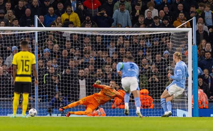 (231108) -- MANCHESTER, Nov. 8, 2023 -- BSC Young Boys goalkeeper Anthony Racioppi is beaten as Manchester City s Erling Haaland scores the opening goal from a penalty kick during the UEFA Champions League Group G match between Manchester City FC and BSC Young Boys in Manchester, Britain, on Nov. 7, 2023. (SP)BRITAIN-MANCHESTER-FOOTBALL-UEFA CHAMPIONS LEAGUE-MANCHESTER CITY VS BSC YOUNG BOYS XinxHua 