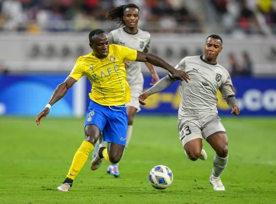 Fußball, AFC CL, Al Duhail SC - Al Nassr FC Al Duhail SC (QAT) v Al Nassr (KSA)- AFC Champions League In Doha Assim Madibo (R) of Al Duhail SC and Sadio Mane (L) of Al Nassr battle for the ball during the AFC Champions League Group E football match between Qatars Al Duhail SC and Saudi Arabias Al Nassr at Khalifa International Stadium in Doha, Qatar on 07 November 2023.Al Nassr won 3-2 DOHA Qatar  Copyright: xNoushadxThekkayilx originalFilename:varittyakkal-alduhail231108_nphDx.jpg