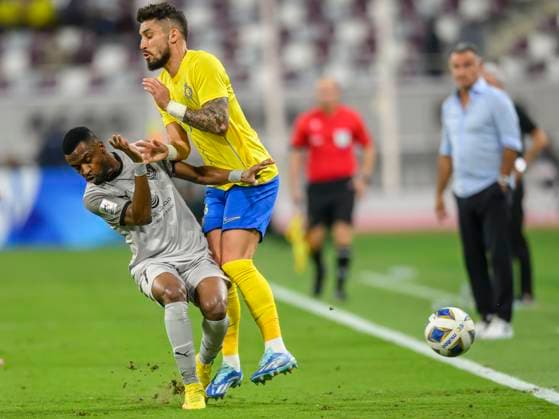 Fußball, AFC CL, Al Duhail SC - Al Nassr FC Al Duhail SC (QAT) v Al Nassr (KSA)- AFC Champions League In Doha Ismail Mohamad (L) of Al Duhail SC and Alex Telles (R) of Al Nassr battle for the ball during the AFC Champions League Group E football match between Qatars Al Duhail SC and Saudi Arabias Al Nassr at Khalifa International Stadium in Doha, Qatar on 07 November 2023.Al Nassr won 3-2 DOHA Qatar  Copyright: xNoushadxThekkayilx originalFilename:varittyakkal-alduhail231108_nphE9.jpg