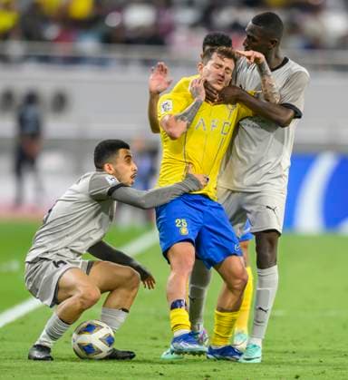 Fußball, AFC CL, Al Duhail SC - Al Nassr FC Al Duhail SC (QAT) v Al Nassr (KSA)- AFC Champions League In Doha Almoez Ali (R) and Khaled Mohammed (L) of Al Duhail SC and Otavio Monteiro (C) of Al Nassr push each other after some hard play during the AFC Champions League Group E football match between Qatars Al Duhail SC and Saudi Arabias Al Nassr at Khalifa International Stadium in Doha, Qatar on 07 November 2023.Al Nassr won 3-2 DOHA Qatar  Copyright: xNoushadxThekkayilx originalFilename:varittyakkal-alduhail231108_npHxB.jpg