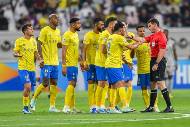 Fußball, AFC CL, Al Duhail SC - Al Nassr FC Al Duhail SC (QAT) v Al Nassr (KSA)- AFC Champions League In Doha Players of Al Nassr argue with referee Tantashev Ilgiz (R) during the AFC Champions League Group E football match between Qatars Al Duhail SC and Saudi Arabias Al Nassr at Khalifa International Stadium in Doha, Qatar on 07 November 2023.Al Nassr won 3-2 DOHA Qatar  Copyright: xNoushadxThekkayilx originalFilename:varittyakkal-alduhail231108_npiwz.jpg