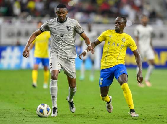 Fußball, AFC CL, Al Duhail SC - Al Nassr FC Al Duhail SC (QAT) v Al Nassr (KSA)- AFC Champions League In Doha Mohammed Musa (L) of Al Duhail SC and Sadio Mane (R) of Al Nassr battle for the ball during the AFC Champions League Group E football match between Qatars Al Duhail SC and Saudi Arabias Al Nassr at Khalifa International Stadium in Doha, Qatar on 07 November 2023.Al Nassr won 3-2 DOHA Qatar  Copyright: xNoushadxThekkayilx originalFilename:varittyakkal-alduhail231108_npkLE.jpg