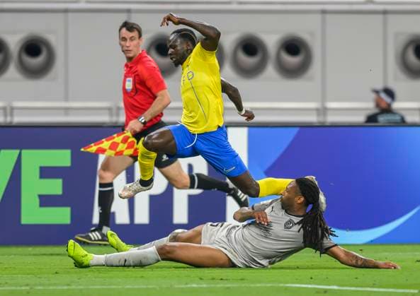 Fußball, AFC CL, Al Duhail SC - Al Nassr FC Al Duhail SC (QAT) v Al Nassr (KSA)- AFC Champions League In Doha Ruben Afonso Semedo (bottom) of Al Duhail SC and Sadio Mane (L) of Al Nassr battle for the ball during the AFC Champions League Group E football match between Qatars Al Duhail SC and Saudi Arabias Al Nassr at Khalifa International Stadium in Doha, Qatar on 07 November 2023.Al Nassr won 3-2 DOHA Qatar  Copyright: xNoushadxThekkayilx originalFilename:varittyakkal-alduhail231108_npLcu.jpg