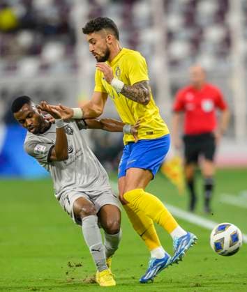 Fußball, AFC CL, Al Duhail SC - Al Nassr FC Al Duhail SC (QAT) v Al Nassr (KSA)- AFC Champions League In Doha Ismail Mohamad (L) of Al Duhail SC and Alex Telles (R) of Al Nassr battle for the ball during the AFC Champions League Group E football match between Qatars Al Duhail SC and Saudi Arabias Al Nassr at Khalifa International Stadium in Doha, Qatar on 07 November 2023.Al Nassr won 3-2 DOHA Qatar  Copyright: xNoushadxThekkayilx originalFilename:varittyakkal-alduhail231108_npnSd.jpg