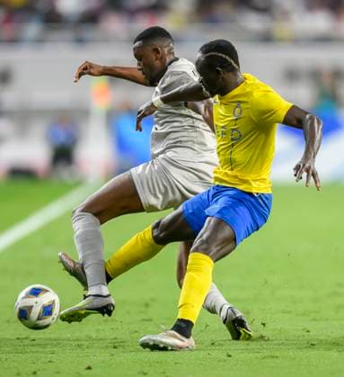 Fußball, AFC CL, Al Duhail SC - Al Nassr FC Al Duhail SC (QAT) v Al Nassr (KSA)- AFC Champions League In Doha Mohammed Musa (L) of Al Duhail SC and Sadio Mane (R) of Al Nassr battle for the ball during the AFC Champions League Group E football match between Qatars Al Duhail SC and Saudi Arabias Al Nassr at Khalifa International Stadium in Doha, Qatar on 07 November 2023.Al Nassr won 3-2 DOHA Qatar  Copyright: xNoushadxThekkayilx originalFilename:varittyakkal-alduhail231108_npPfD.jpg