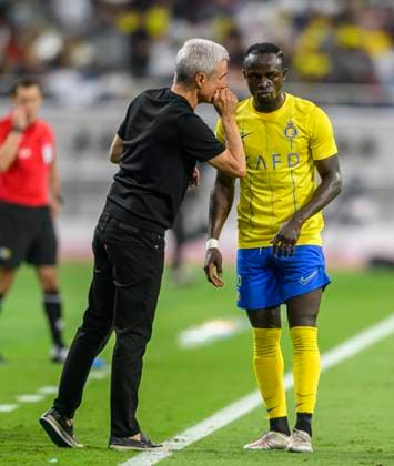 Fußball, AFC CL, Al Duhail SC - Al Nassr FC Al Duhail SC (QAT) v Al Nassr (KSA)- AFC Champions League In Doha Head coach of Al Nassr Luis Castro (L) speaks to Sadio Mane (R) during the AFC Champions League Group E football match between Qatars Al Duhail SC and Saudi Arabias Al Nassr at Khalifa International Stadium in Doha, Qatar on 07 November 2023.Al Nassr won 3-2 DOHA Qatar  Copyright: xNoushadxThekkayilx originalFilename:varittyakkal-alduhail231108_npq8l.jpg