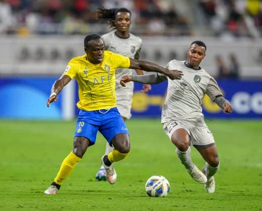 Fußball, AFC CL, Al Duhail SC - Al Nassr FC Al Duhail SC (QAT) v Al Nassr (KSA)- AFC Champions League In Doha Assim Madibo (R) of Al Duhail SC and Sadio Mane (L) of Al Nassr battle for the ball during the AFC Champions League Group E football match between Qatars Al Duhail SC and Saudi Arabias Al Nassr at Khalifa International Stadium in Doha, Qatar on 07 November 2023.Al Nassr won 3-2 DOHA Qatar  Copyright: xNoushadxThekkayilx originalFilename:varittyakkal-alduhail231108_npQCX.jpg
