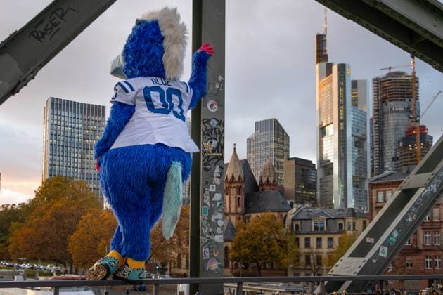 Football NFL Germany Frankfurt Indianapolis Colts New England Patriots The cheerleaders and the Indianapolis Colts mascot parade through Frankfurt am Main On Sunday, November 12, 2023, the two NFL football teams of the Indianapolis Colts and the New England Patriots will compete against each other in Frankfurts Waldstadion Frankfurt am Main Eiserner Steg Hessen Germany 2023-11-08_ffm_nfl-footall_colts_09
