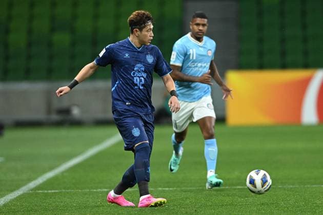 SOCCER CITY BURIRAM, Supachai Chaided of Buriram United (left) kicks the ball during the AFC Champions League soccer match between Melbourne City and Buriram United at AAMI Park in Melbourne, Wednesday, November 8, 2023. ( NO ARCHIVING, EDITORIAL USE ONLY, NO USE IN BOOKS WITHOUT CONSENT MELBOURNE VICTORIA AUSTRALIA  Copyright: xJAMESxROSSx 20231108001862667500