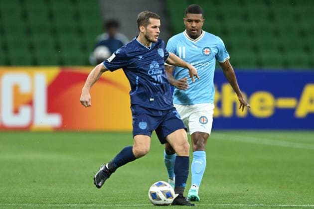 SOCCER CITY BURIRAM, Goran Causic of Buriram United (left) kicks the ball during the AFC Champions League soccer match between Melbourne City and Buriram United at AAMI Park in Melbourne, Wednesday, November 8, 2023. ( NO ARCHIVING, EDITORIAL USE ONLY, NO USE IN BOOKS WITHOUT CONSENT MELBOURNE VICTORIA AUSTRALIA  Copyright: xJAMESxROSSx 20231108001862669088
