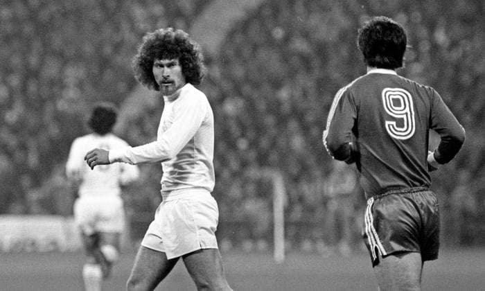 14.04.76 FC Bayern München - Real Madrid Deutschland, München, 14.04.1976, Fussball, Europapokal der Landesmeister, Halbfinale, FC Bayern München - Real Madrid (2:0): v.l. Paul Breitner (Real Madrid), Gerd Müller (FC Bayern München). *** 14 04 76 FC Bayern Munich Real Madrid Germany, Munich, 14 04 1976, Football, European Champion Clubs Cup, Semi-final, FC Bayern Munich Real Madrid 2 0 v l Paul Breitner Real Madrid , Gerd Müller FC Bayern Munich