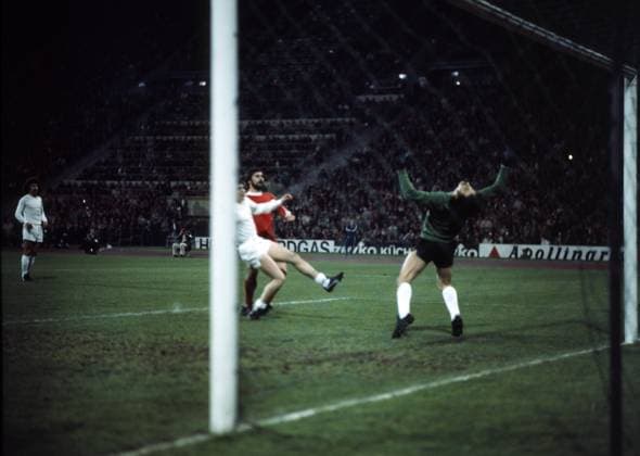 14.04.76 FC Bayern München - Real Madrid Deutschland, München, 14.04.1976, Fussball, Europapokal der Landesmeister, Halbfinale, FC Bayern München - Real Madrid (2:0): Gerd Müller (FC Bayern München). *** 14 04 76 FC Bayern Munich Real Madrid Germany, Munich, 14 04 1976, Football, European Champion Clubs Cup, Semi-final, FC Bayern Munich Real Madrid 2 0 Gerd Müller FC Bayern Munich